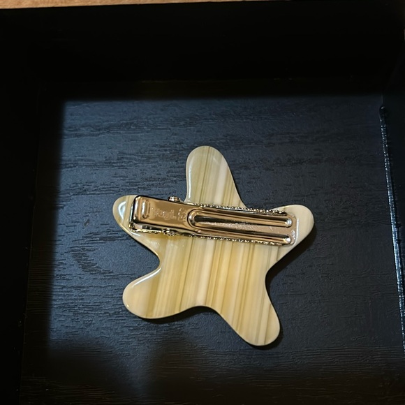 Tagi Star Shape Yellow Single Piece Hairclip - Picture 3 of 5